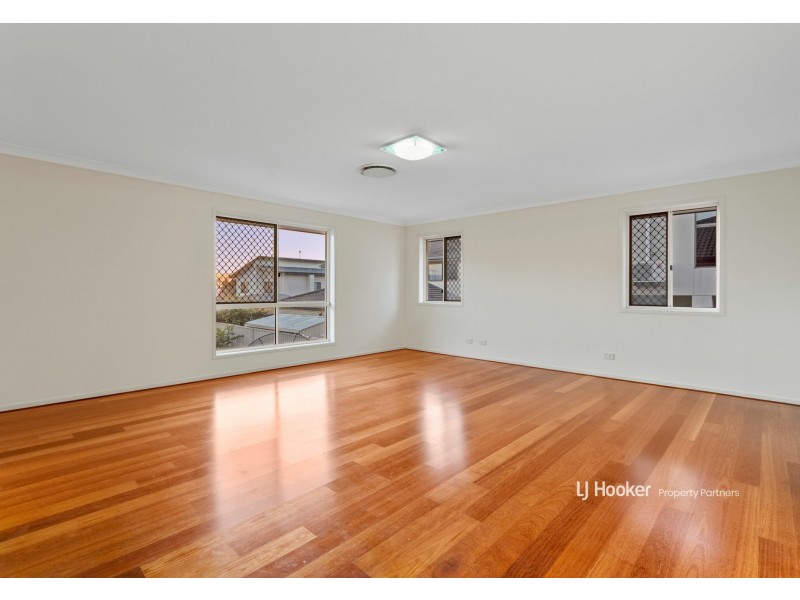 8 Golden Place, Robertson QLD 4109