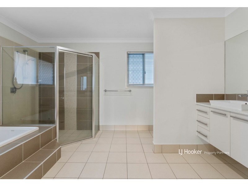 8 Golden Place, Robertson QLD 4109