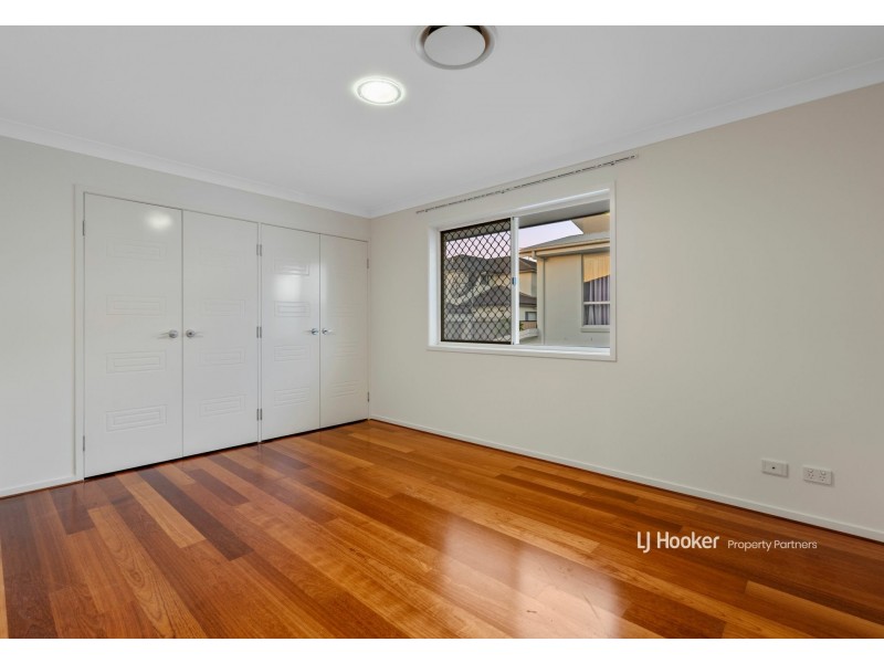 8 Golden Place, Robertson QLD 4109