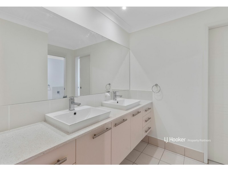 8 Golden Place, Robertson QLD 4109