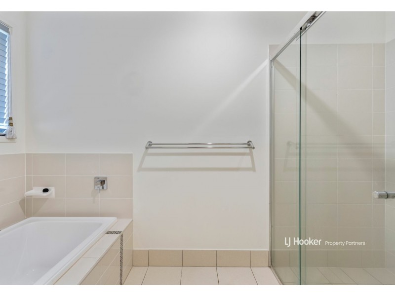 8 Golden Place, Robertson QLD 4109