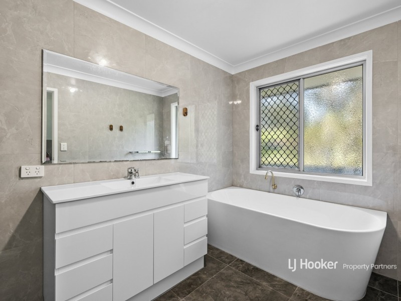 8 Clydesdale Place, Sumner QLD 4074