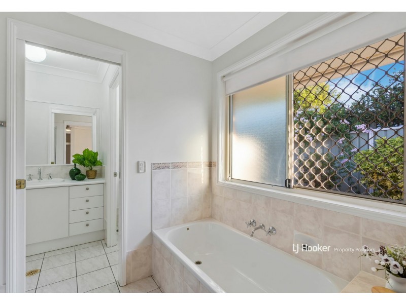 32 Wantana Crescent, Edens Landing QLD 4207