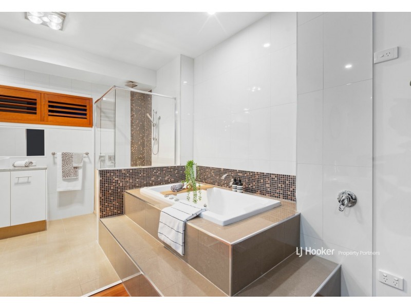 176 The Parkway, Stretton QLD 4116