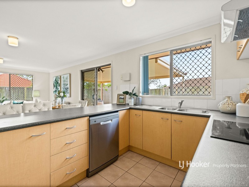 8 Robinson Crescent, Runcorn QLD 4113