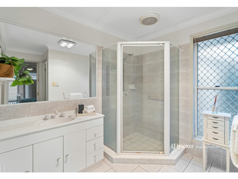 25 Swan Lake Crescent, Calamvale QLD 4116
