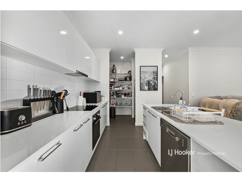 8 Forbes Crescent, Upper Kedron QLD 4055