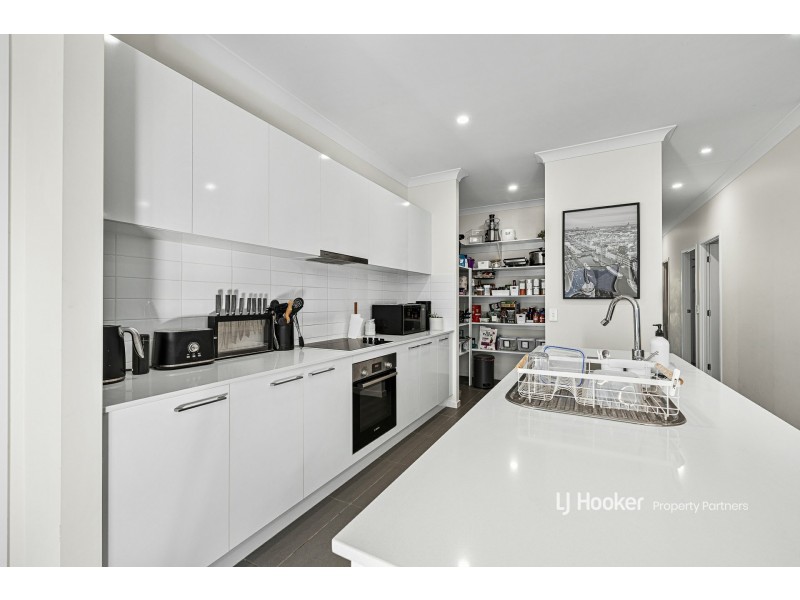 8 Forbes Crescent, Upper Kedron QLD 4055