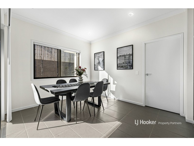 8 Forbes Crescent, Upper Kedron QLD 4055