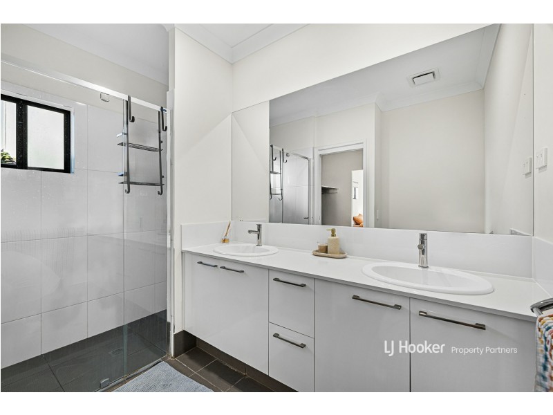 8 Forbes Crescent, Upper Kedron QLD 4055