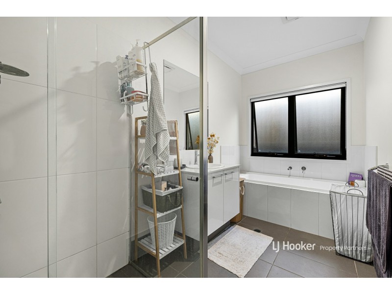 8 Forbes Crescent, Upper Kedron QLD 4055