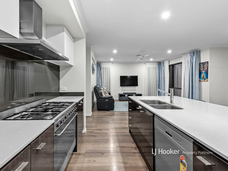 27 Majestic Crescent, Hemmant QLD 4174