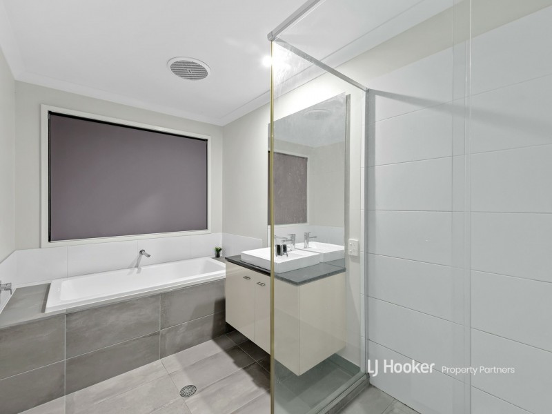 27 Majestic Crescent, Hemmant QLD 4174