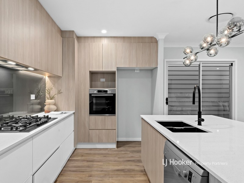 11 Airfield Street, Park Ridge QLD 4125