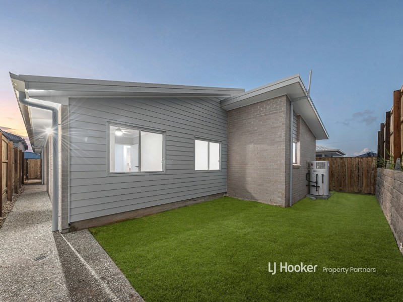 11 Airfield Street, Park Ridge QLD 4125
