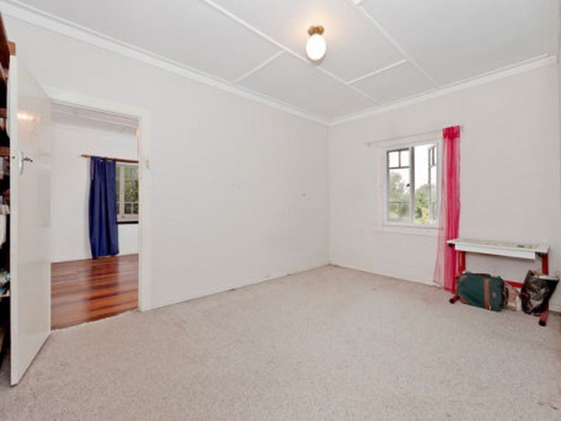 32 Nyleta Street, Coopers Plains QLD 4108