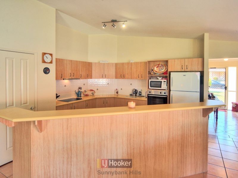 18 Yellowstone Place, Parkinson QLD 4115
