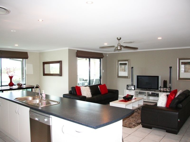 8 Mayfair Place, Stretton QLD 4116