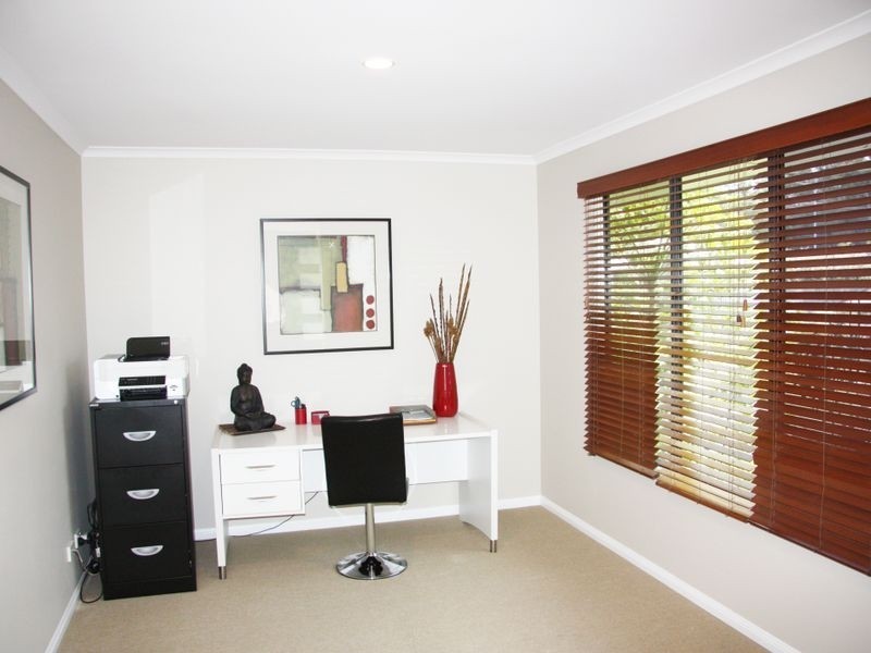 8 Mayfair Place, Stretton QLD 4116