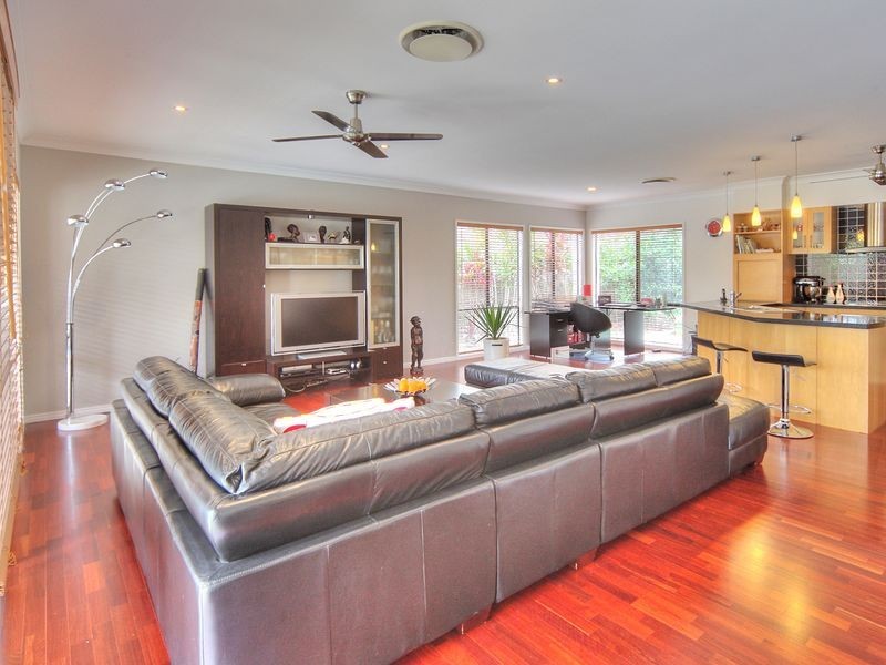 86 White Cedar Circuit, Stretton QLD 4116