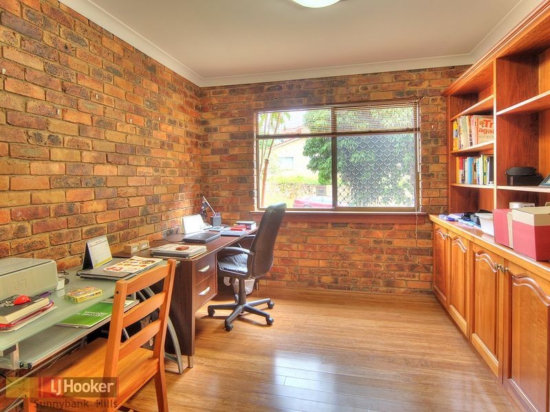10 Hearnville Street, Robertson QLD 4109