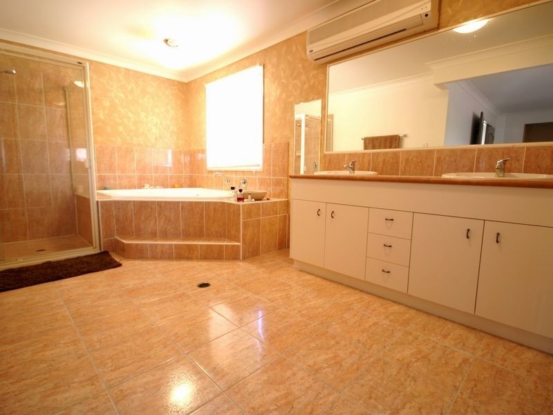 51 Cocoparra Cr, Parkinson QLD 4115