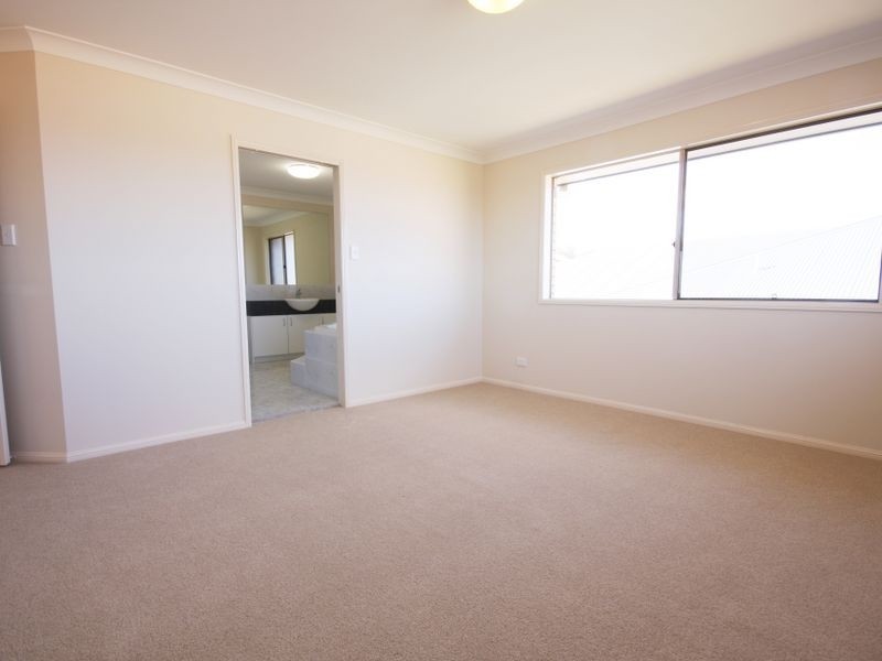 18 Larapinta Cct, Parkinson QLD 4115