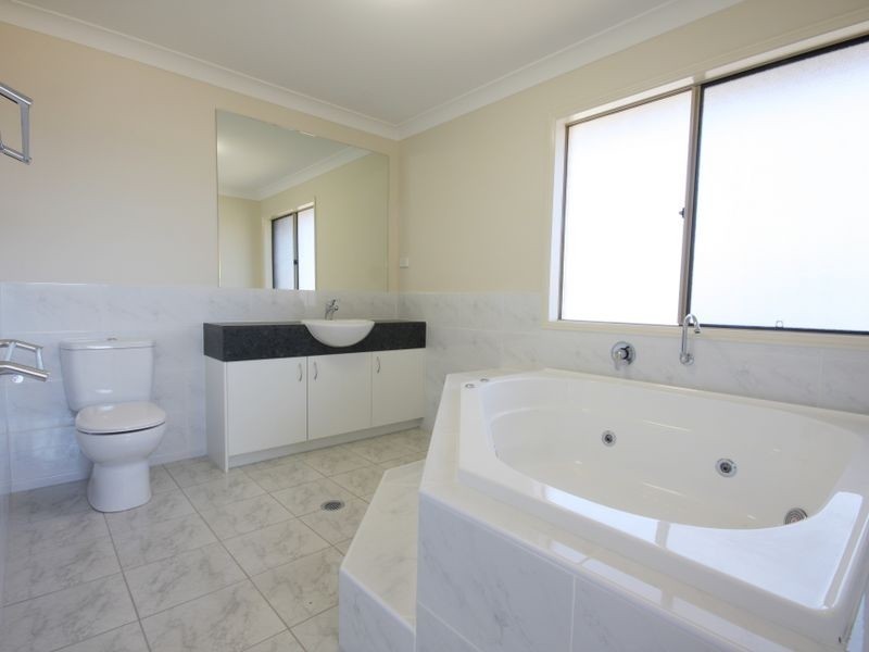 18 Larapinta Cct, Parkinson QLD 4115