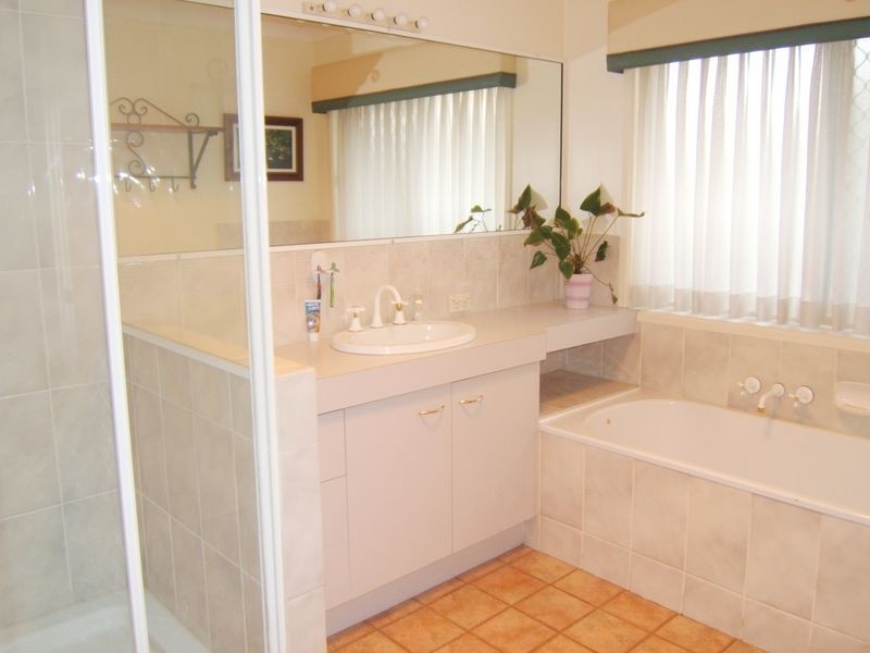 60 Blue Grass Cr, Eight Mile Plains QLD 4113