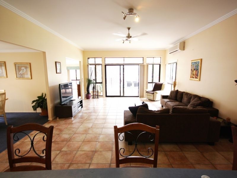 8 Mitchell Pl, Parkinson QLD 4115