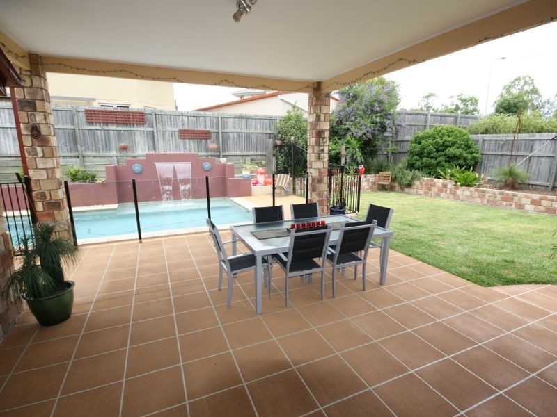 8 Mitchell Pl, Parkinson QLD 4115