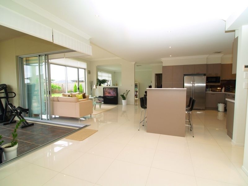 5 Trevi Cl, Eight Mile Plains QLD 4113