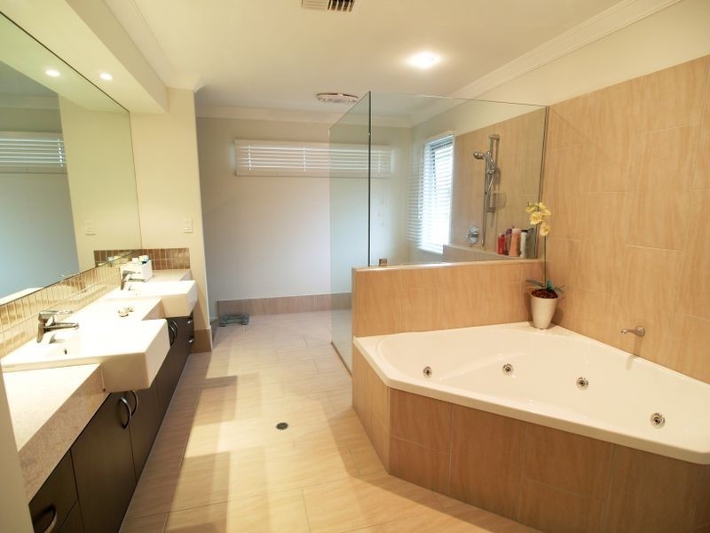 5 Trevi Cl, Eight Mile Plains QLD 4113