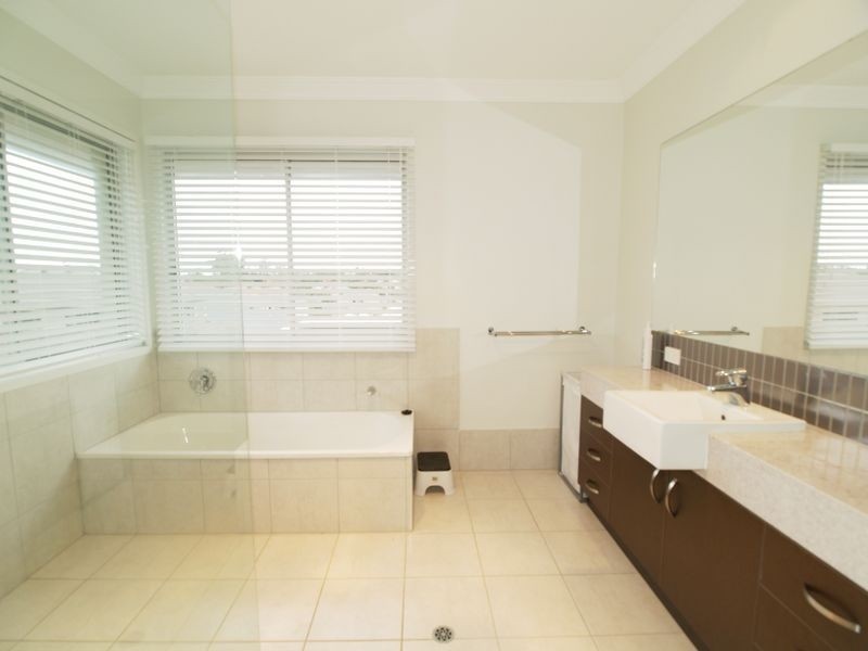 5 Trevi Cl, Eight Mile Plains QLD 4113