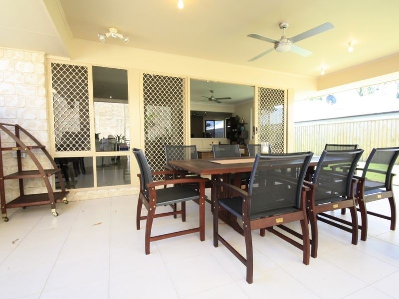 64 Larapinta Cct, Parkinson QLD 4115