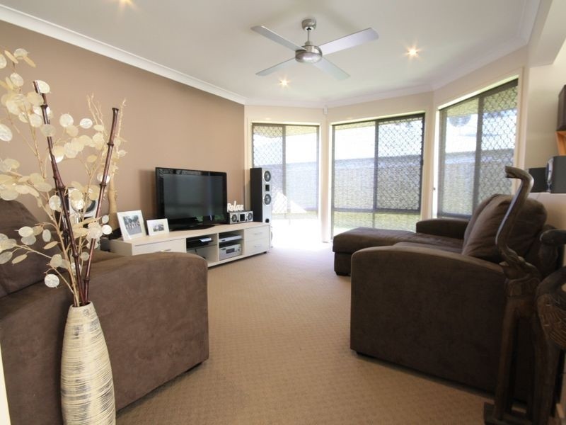 64 Larapinta Cct, Parkinson QLD 4115