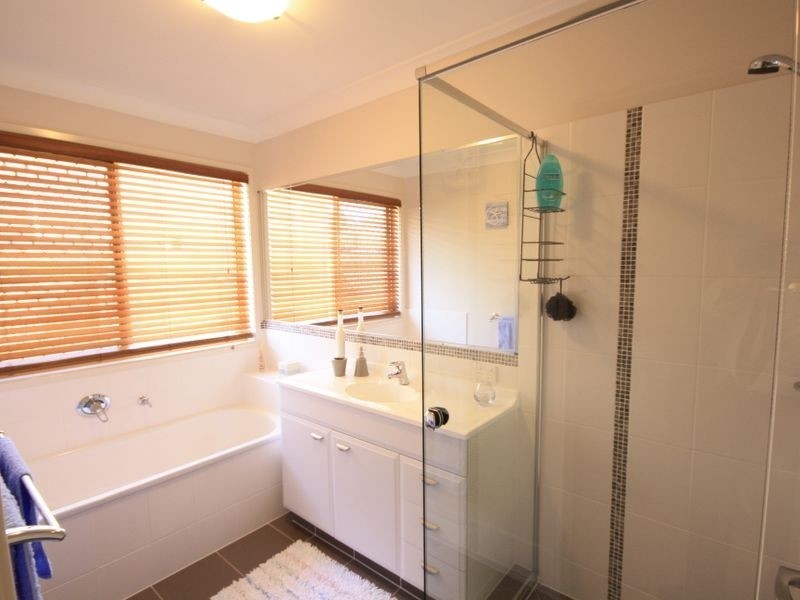 64 Larapinta Cct, Parkinson QLD 4115