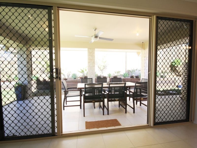 64 Larapinta Cct, Parkinson QLD 4115