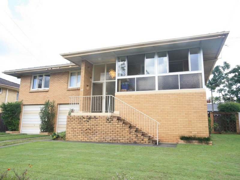 10 Bedser St, Macgregor QLD 4109