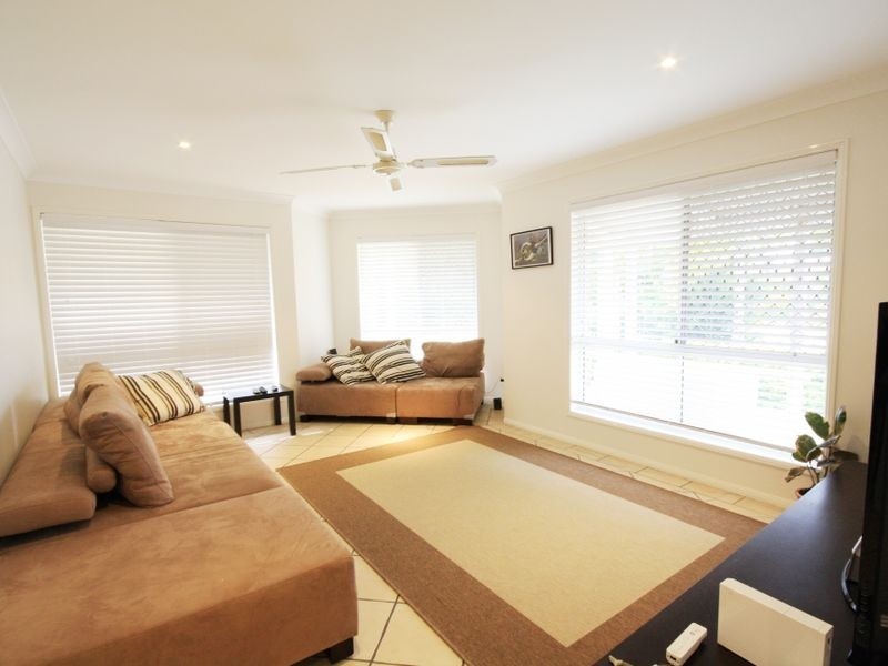 11 Lichfield Pl, Parkinson QLD 4115