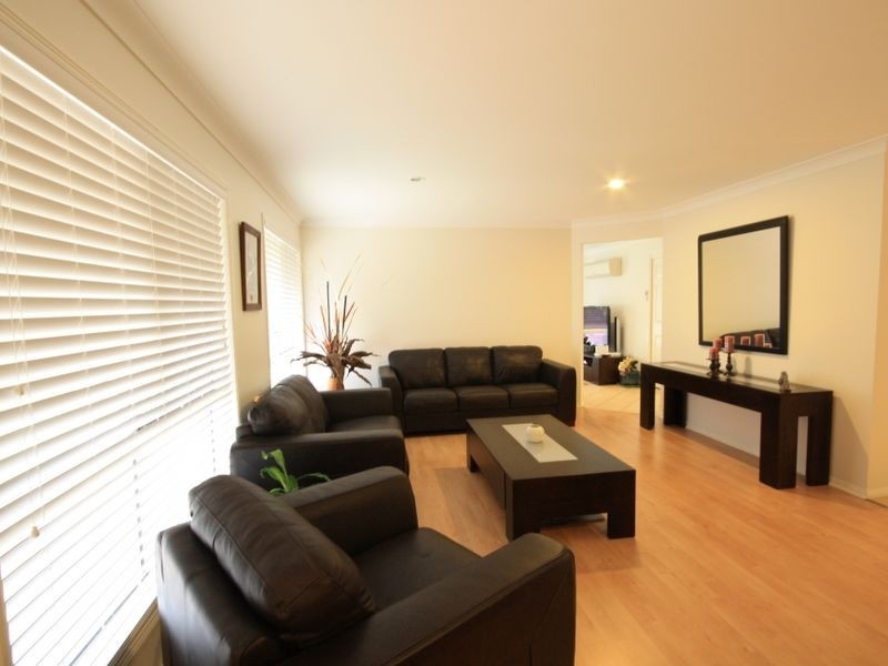 11 Lichfield Pl, Parkinson QLD 4115