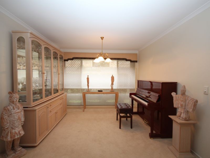 8 Azalea Crescent, Calamvale QLD 4116