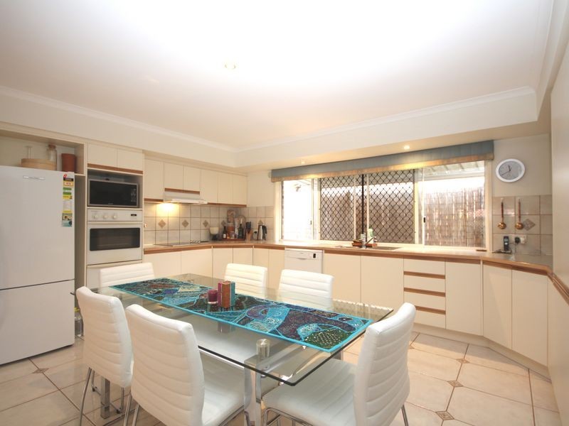 8 Azalea Crescent, Calamvale QLD 4116