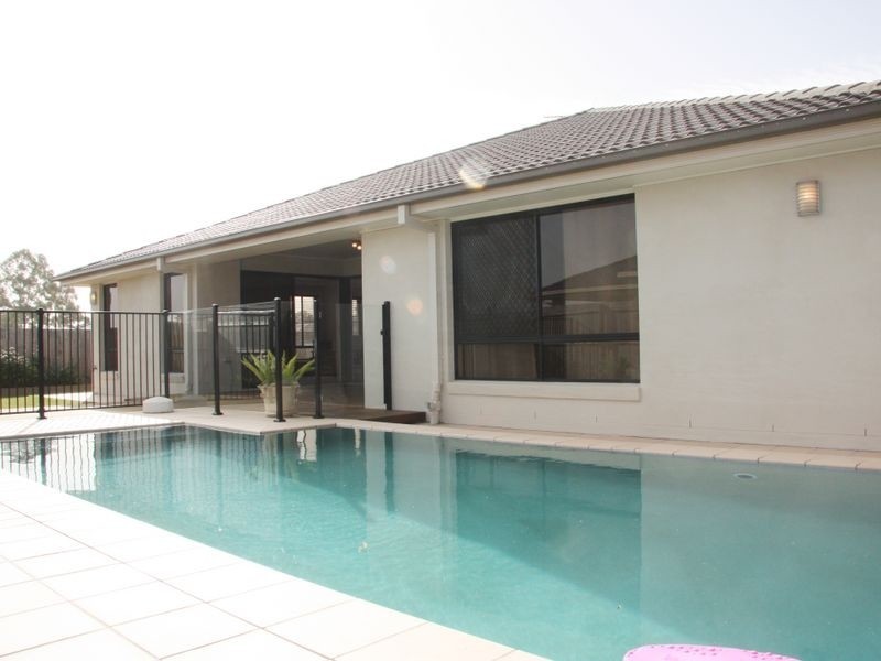 7 Bobbie St, Parkinson QLD 4115