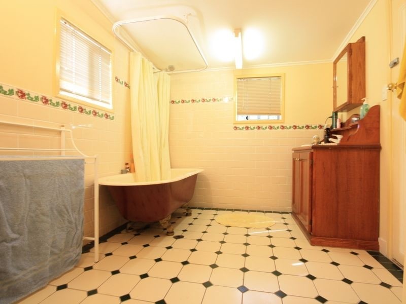 122 Newnham Rd, Mount Gravatt East QLD 4122