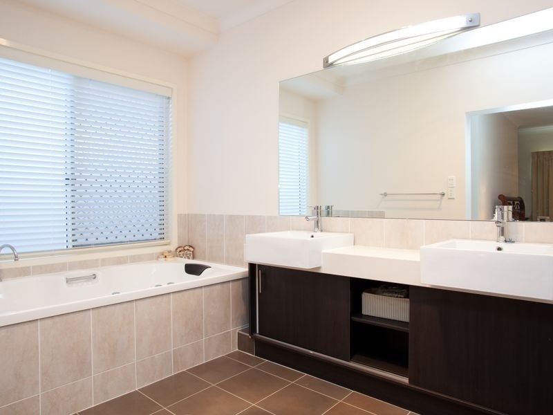 18 Pinnacle Pl, Eight Mile Plains QLD 4113