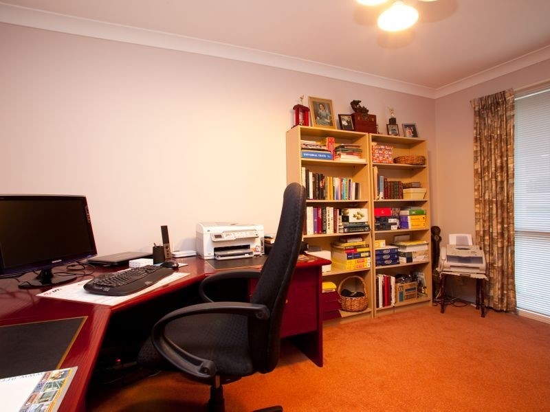 15 Manmarra Cr, Eight Mile Plains QLD 4113