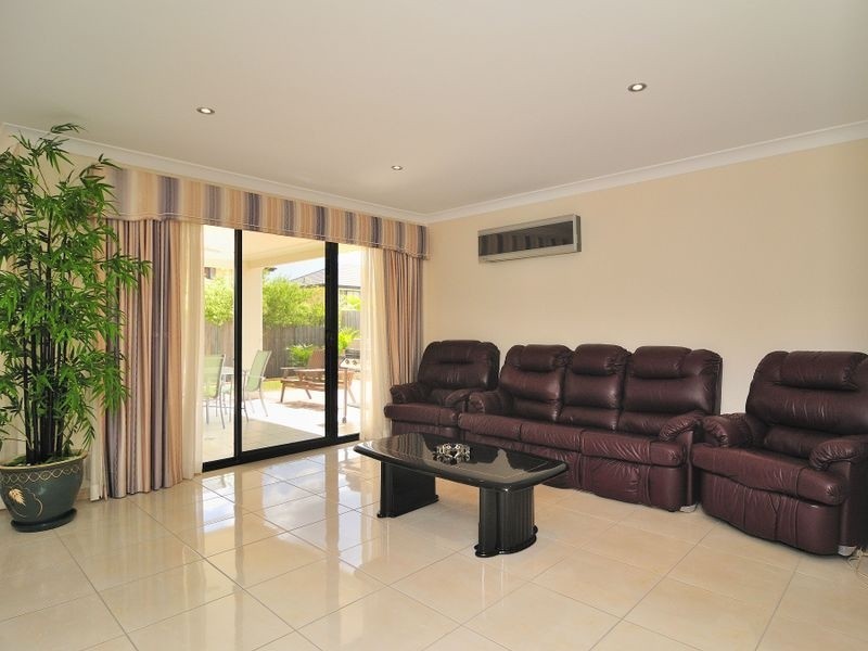 51 Willowleaf Close, Stretton QLD 4116
