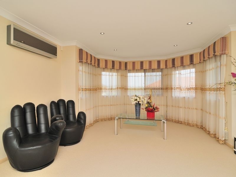 51 Willowleaf Close, Stretton QLD 4116