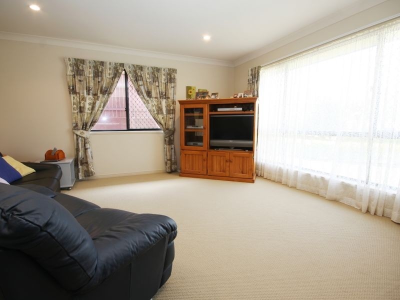 22 Woodlark Crescent, Parkinson QLD 4115